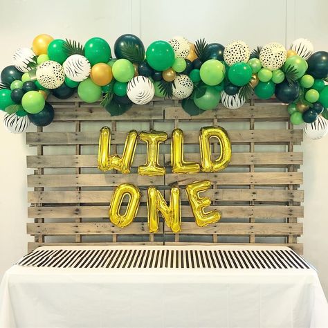 HOME+GIFT+PARTY+BALLOONS on Instagram: “Beckham’s first Birthday Party is going to be a wild one! Balloons + Pallet Backdrop by us! Details on new backdrop rentals coming soon!…” Pallet Backdrop, Ballon Banner, Jungle Theme Birthday Party, Wild Birthday Party, Boys First Birthday Party Ideas, Jungle Theme Birthday, Jungle Birthday Party, Safari Theme Birthday, Baby Boy 1st Birthday Party