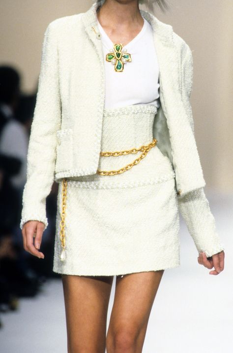 Claudia Schiffer Chanel, Chanel Ready To Wear, 2000 Fashion, 80s And 90s Fashion, Iconic Dresses, Model Aesthetic, Vintage Couture, Party Fashion, Fashion Killa