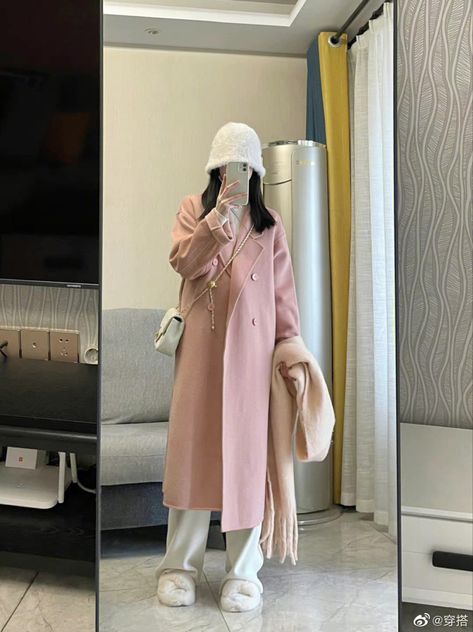 Long Pink Coat Outfit, Pink Long Coat Outfit, Taiwan Outfit, Outfit Trabajo, Outfits Coquette, Long Coat Outfit, Glamour Outfit, Outfit Korean, Coat Outfit