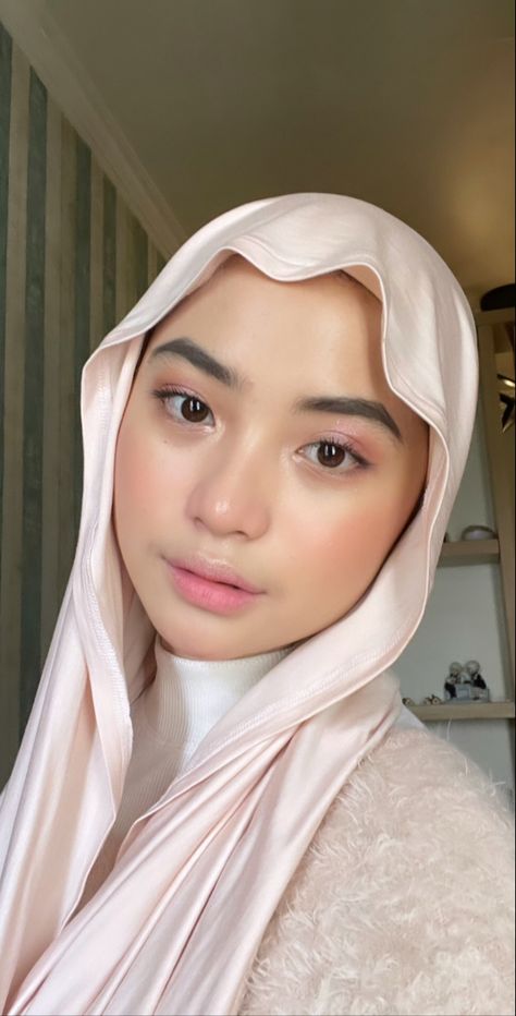 Make Up Natural Hijab, Pink Hijab, Hijab Teen, Hijab Makeup, Fix Makeup, Outfit Korean Style, Outfit Korean, Female Pose Reference, Hijabi Aesthetic