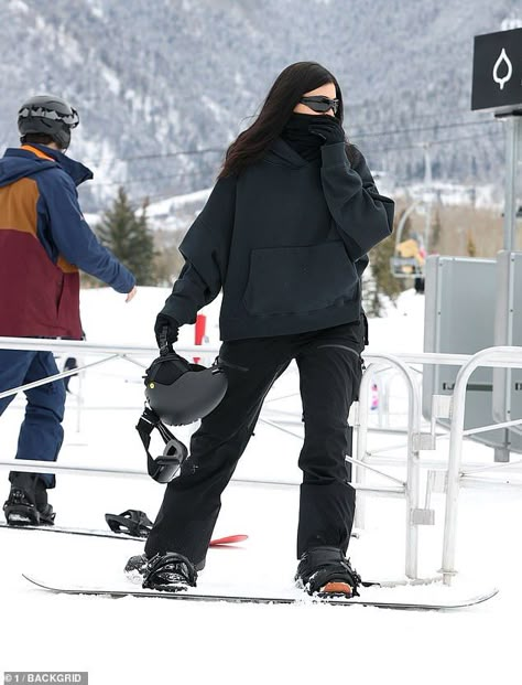 Kylie Jenner Ski, Snowboard Outfit Women, Black Ski Outfit, Snow Outfit Ideas, Snowboarding Outfit Women's, Snowboarding Women Outfit, Mode Au Ski, Snow Outfits For Women, Ski Outfit For Women