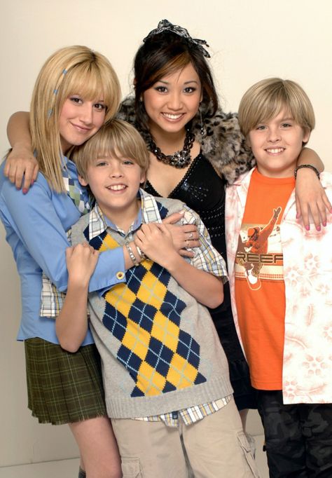 THE SUITE LIFE OF ZACK AND CODY -- Season 1 -- Pictured: Cole Sprouse, Ashley Tisdale, Brenda Song & Dylan Sprouse. London Tipton And Maddie, Zack And Cody Cast, 2000s Disney Shows, London Tipton, Blonde And Brunette Best Friends, Old Disney Channel Shows, Old Disney Channel, Disney Time, Ribbon Collar