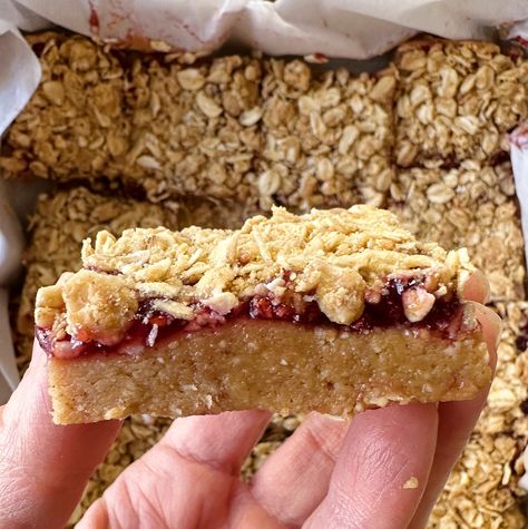 Peanut Butter and Jelly No Bake Bars (Gluten-Free) Just 5 ingredients, 15 minutes prep, gluten-free, vegan, and so yummy, these Peanut Butter and Jelly No Bake Bars are an irresistible healthier dessert or snack. And with a thick peanut butter layer + a jammy layer + a peanut butter oat crumble, the classic combo... Peanut Butter Jelly Bars, Gf Bars, Peanut Butter Oat Bars, Oat Bar Recipes, Peanut Butter Oat, Homemade Peppermint Patties, No Bake Oatmeal Bars, Peanut Butter Oatmeal Bars, Gluten Free Desserts Healthy