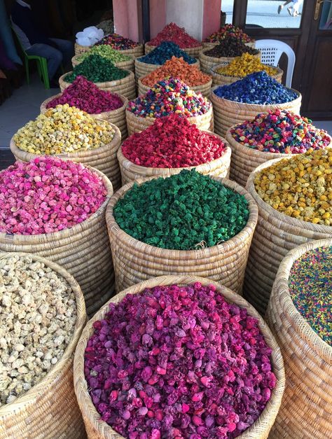 Colourful spices in large baskets in the souk of Marrakech, Morocco. Moroccan Floral Arrangement, Morocco Flowers, Moroccon Theme Decor, Souks Marrakech, Marrakech Souk, Moroccan Market, Morocco Spice Market, Herbal Shop, Marrakech Morocco Market