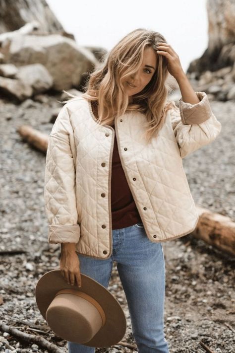 Quilted Jacket Outfit, Jacket Trend, Cream Outfit, Business Casual Outfits For Work, Trending Fashion Outfits, Outfit Inspo Fall, Business Casual Outfits, Quilted Jacket, Jacket Outfits