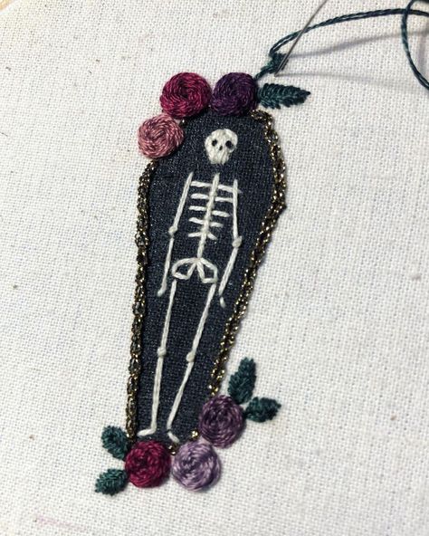 Skeleton Embroidery Simple, Goth Embroidery Clothes, Blood Embroidery, Creepy Embroidery, Goth Embroidery, Gothic Embroidery, Skeleton Embroidery, Halloween Sewing, Pretty Embroidery