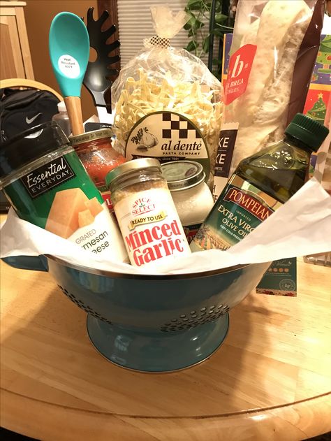 Pasta Gift Basket: noodles, sauce, garlic, olive oil, grated cheese, baguette, hand towels, strainer, pasta spoons Pasta Gift Basket Ideas, Church Basket, Pasta Gift Basket, Diy Last Minute Christmas Gifts, Dinner Gift Basket, Cheese Baguette, Noodles Sauce, Basket Raffle, Pasta Gifts