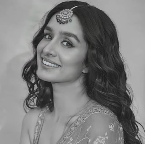 Women Potrait Reference, Portrait Of Shraddha Kapoor, Drawing Of Shraddha Kapoor, Shraddha Kapoor Sketch, Indian Celebrity Drawings, Potret Drawing, Potrait Reference Pics, Sharda Kapoor, Celebrity Sketch