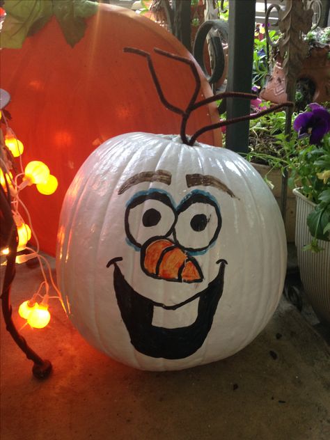 Olaf painted pumpkin. #Disney #olaf #Frozen #Halloween #Pumpkin #Fall Frozen Pumpkin Painting Ideas, Frozen Painted Pumpkin, Olaf Painted Pumpkin, Olaf Pumpkin Painting, Frozen Pumpkin Painting, Pumping Painting, Frozen Pumpkin Carving, Elsa Pumpkin, Olaf Pumpkin