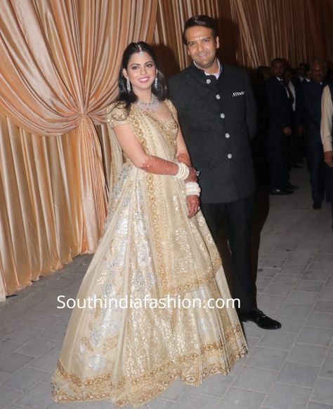 isha ambani wedding reception photos Isha Ambani Wedding, Ambani Family, Ambani Wedding, Isha Ambani, Jaipur Wedding, Golden Lehenga, Celebrity Brides, Anushka Sharma And Virat, Mukesh Ambani