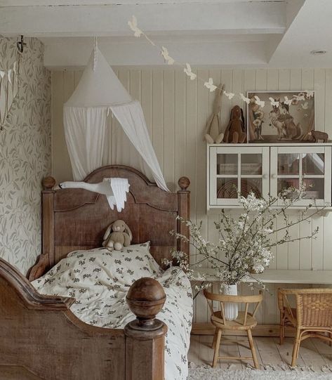 Vintage Kids Room, Kids Rooms Inspo, Toddler Bedroom, Toddler Girl Room, Kids Bedroom Inspiration, Nursery Room Design, Baby Room Inspiration, Nursery Room Inspiration, Kids Room Inspiration