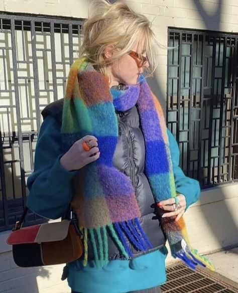 Winter Fashion Colorful, Fotos Goals, Feeling Pretty, Scarf Outfit, Magazine Fashion, Colorful Scarf, Fall Fits, Winter Fits, Random Pics