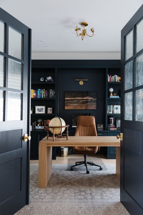 TRANSITIONAL ORGANIC BUILD - THE CABINET GALLERY Dark Office Ideas, Chic Office Design, Dark Office, Functional Office, Stylish Home Office, Home Office Decor Ideas, Cozy Office, Interior Design Images, Cozy Home Office