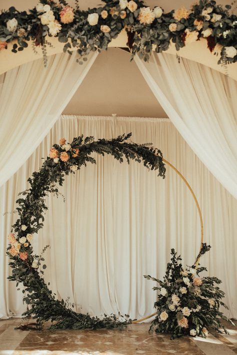 This Natural and Romantic Wedding Will Give You All the Feels Wedding Deco Simple, Inside Wedding Arch, Engagements Decor, Inside Wedding Decorations Receptions, Wedding Booth Background, Picture Ideas For Wedding Decorations, Backdrop For Engagement Party, Wedding Decor With Greenery, Wedding Pic Backdrop