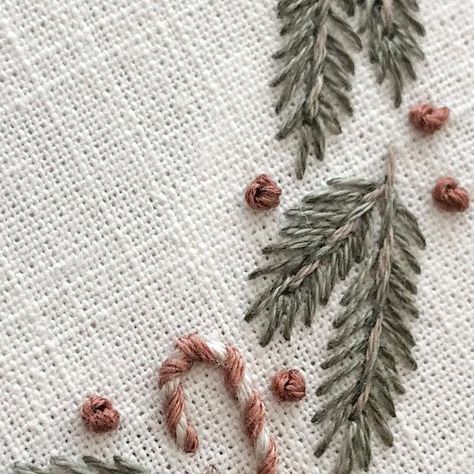 Christmas Napkin Embroidery, Embrodery Stiching Line, Christmas Ball Ornaments Diy, Christmas Card Art, Handmade Embroidery Designs, Quilt Stitching, Embroidery Needles, Christmas Embroidery, Hand Embroidery Patterns