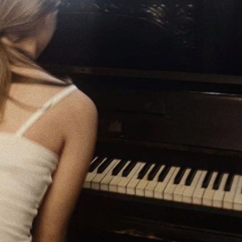 Piano Girl, A Night At The Opera, Taylor Swift Album, Dear Reader, Music Aesthetic, Piano Sheet, Music Industry, David Bowie, Sabrina Carpenter