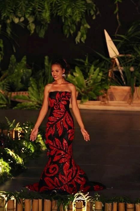 how i love that dress... Samoan Dress Design, Samoan Clothing, Polynesian Wedding, Samoan Dress, Samoan Designs, Polynesian Fashion, Ori Tahiti, Island Style Clothing, Polynesian Dress