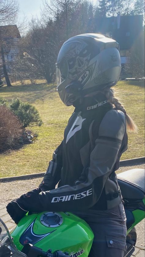 Biker girl motorcycle girl kawasaki ninja 300 dainese leather jacket Motor Girl, Moto Girl, Bike Couple, Gym Couple, Eyeliner Brands, Bike Aesthetic, Bike Girl, Motorcycle Aesthetic, Biker Aesthetic