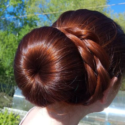 #hairmaniac #instahair #hennahair #henna #sun #longhairlove #redhair #red #beautifulhair #sunhair #hairlove #hairblogger #like #girl… Trendy Bun, Dark Video, Cute Bun Hairstyles, Braided Buns, Peinados Hair Styles, Huge Hair, Big Bun Hair, Big Bun, Lustrous Hair