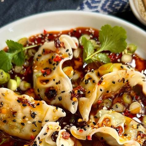 Siân | Recipebreakout on Instagram: "Prawn Dumplings, Asian Style Dipping Sauce! . These fantastic little prawn gyozas or dumplings (from @itsuofficial) are quite possibly the most useful thing you could have in your freezer this festive season! They cook (from frozen) in just four minutes and have endless serving possibilities. I’ve turned them out many times as an alternative to canapés with drinks and as a starter and everyone loves them! They’re great served as a sharing platter too… and easy to eat with chopsticks, which always adds a bit of a sense of occasion. The dipping sauce is a delicious mix of soy, rice wine vinegar, honey, fish sauce, a bit of garlic paste and a little chilli oil… you can mix in quantities to suit your taste… and all served up with a good sprinkling of spring Dumplings Asian, Chinese Salads, Eat With Chopsticks, Soy Rice, Chinese Salad, Prawn Dumplings, Asian Appetizers, Sharing Platters, Chilli Oil