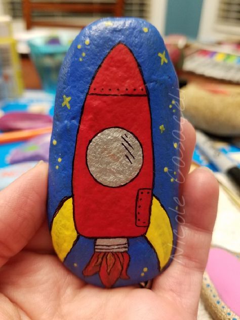 Robot Rock Painting, Spaceship Rock Painting, Space Painted Rocks, Space Rock Painting, Hand Painted Rocks Ideas, Rocket Painting, Shoot For The Moon, Diy Rock Art, Stone Art Painting