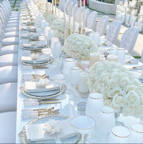 White And Gold Wedding Table Setting, White Dinner Table, White And Gold Wedding Themes, Mood Wedding, Small Wedding Decor, White And Gold Decor, Long Table Wedding, White Table Settings, White Wedding Decorations