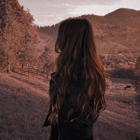 Cullen Aesthetic, Rosalie Cullen, Renesmee Cullen, Twilight Renesmee, Unique Outfit Ideas, Twilight Fans, Cool Instagram, Modern Disney, Autumn Aesthetic