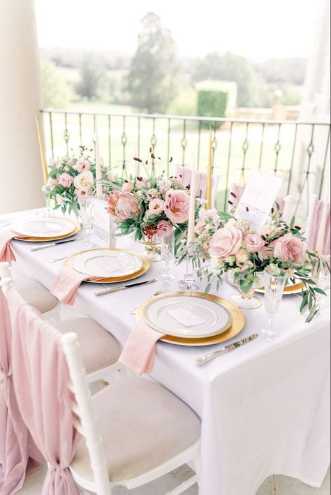 Outdoor Wedding Table Ideas, Pastel Pink Wedding Theme, Swiftie Wedding, Center Piece Ideas, Pastel Wedding Ideas, Blush Pink Wedding Centerpieces, Pastel Pink Wedding, Pink Table Decorations, Outdoor Wedding Tables