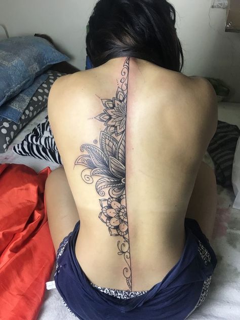 Tato Mandala, Mandala Tattoos For Women, Back Tattoo Women Spine, Tato Minimal, Hippie Tattoo, Girl Back Tattoos, Back Piece Tattoo, Pieces Tattoo, Spine Tattoos For Women