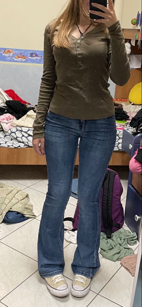 Flared jeans, messy room, simple aesthetic outfit downtown girl aesthetic fit. Low Jeans Outfit, Flared Jeans Outfit Aesthetic, Bootcut Jeans Outfit Aesthetic, Low Rise Bootcut Jeans Outfits, Flare Jeans Outfit Aesthetic, Smart Girl Aesthetic, Low Rise Flare Jeans Outfit, Outfit With Flare Jeans, Flare Jeans Outfit Winter