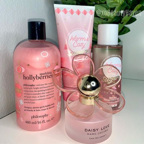 Trisha’s Haven🦋 on Instagram: “I’m in love with combination 💕 It’s giving fresh, but sweet! @lovephilosophy Sparkling Hollyberries Body Wash @vspink Warm & Cozy Sugared…” Daisy Love Eau So Sweet, Layering Combos, Daisy Love, Shower Skin Care, Perfect Skin Care Routine, Smell Goods, Bath And Body Care, Skin Care Routine Steps, Body Care Routine