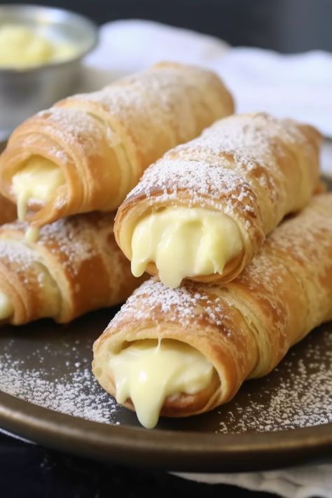 Italian Cream Stuffed Cannoncini Crescent Cream Cheese, Italian Cream Stuffed Cannoncini, Cream Stuffed Cannoncini, Easy Puff Pastry Recipe, Homemade Custard, Easy Puff Pastry, Italian Cream, Italian Pastry, Sweet Dishes Recipes