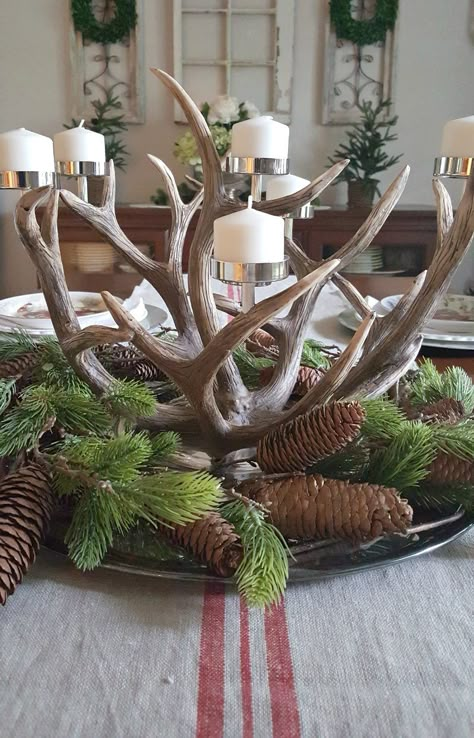 Jodie’s Holiday Home Tour Antler Christmas Decor, Antler Ideas, Deer Antler Decor, Antlers Decor, Antler Christmas, Antler Crafts, Natural Christmas Decor, Rustic Centerpieces, Natural Christmas