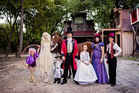 The best The Greatest Showman family group costume ever! Circus Family Costume, Circus Halloween Costumes, Costume Family, Clever Halloween Costumes, Homemade Halloween Costumes, Circus Costume, Black Halloween Dress, The Greatest Showman, Group Costumes