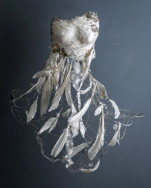 Sculpture Out Of Trash, Wearable Sculpture Art, World Of Wearable Art, Sculpture Fashion, Wearable Sculpture, Systems Art, Organic Dress, Sculptural Fashion, Mannequin Art