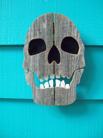 Old Fence Wood, Wooden Skull, Diy Halloween Dekoration, Creative Halloween Decorations, Halloween Wood Crafts, Diy Halloween Decor, Angler Fish, Decorative Wood, Halloween Photos