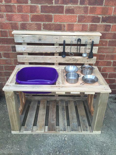 Millie's mud pie kitchen made from old pallets Outdoor Play Kitchen, Mud Pie Kitchen, Outdoor Kids Play Area, Diy Mud Kitchen, Play Kitchens, Outdoor Play Areas, Kids Outdoor Play, Backyard Kitchen, Mud Kitchen