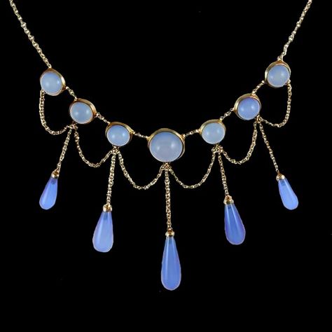 Edwardian chalcedony festoon Necklace, ca.1900. Antique Necklace Aesthetic, Edwardian Jewelry Necklaces, Fantasy Jewelry Necklace, Edwardian Locket, Edwardian Necklace, Chandelier Necklace, Festoon Necklace, Fantasy Necklace, Bijoux Art Nouveau