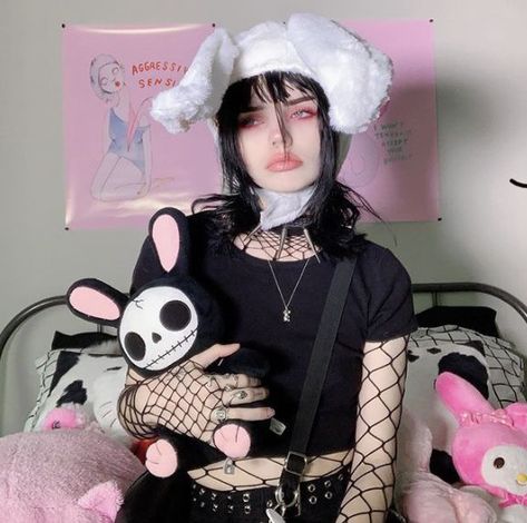 Xowie Jones, Kawaii Board, Brain Juice, Soft Make-up, Grunge Kawaii, Epic Clothing, Egirl Aesthetic, Pretty View, Pink Goth