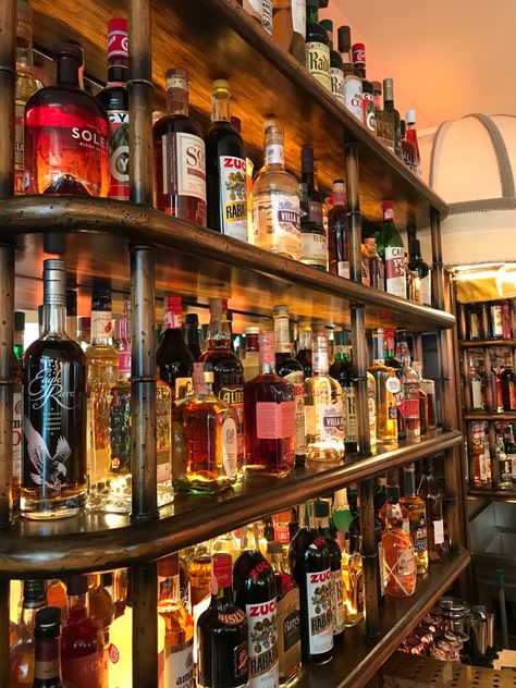 Liquor Display Ideas Home, Liquor Display Ideas, Bourbon Storage, Bar Wall Design, Liquor Display, Alcohol Store, House Basement, Cave Room, Whisky Drinks