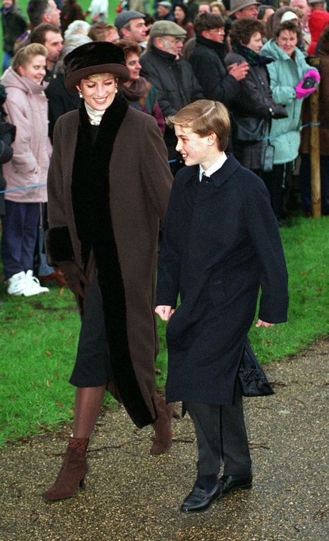 La principessa Diana e suo figlio, il principe William, a Sandringham, il 25 dicembre 1994. William And Diana, Diana Son, Princess Diana Fashion, Principe William, Princess Diana Family, Prinz Harry, Princes Diana, Diana Fashion, Charles And Diana