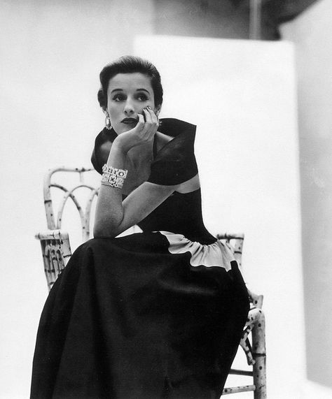 Barbara 'Babe' Cushing Mortimer, later Babe Paley. Photograph by John Rawlings for Vogue, February 1, 1946. Foto Scale, Babe Paley, Slim Keith, Wallis Simpson, I Got You Babe, High Society, Moda Vintage, Vintage Glamour, Swans