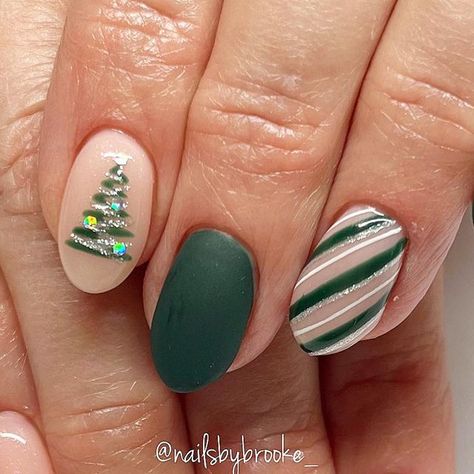 Green Nails With Gold Christmas Tree, Christmas Nails Green Square, Xmas Tree Nails Designs, Christmas Nails Gels, Noel Nail Art, Squiggle Nail Art, Tree Nail Designs, Nails Gels, Dragon Terrarium