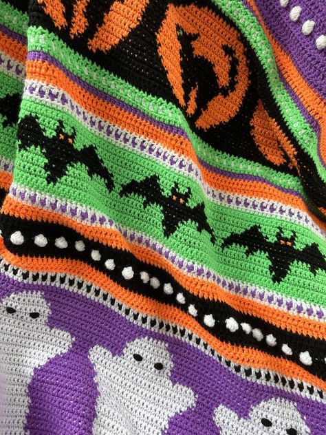 Bat Blanket Crochet Pattern Free, Halloween Crochet Stitches, Vintage Halloween Crochet, Halloween Blanket Crochet, Crochet Halloween Blanket, Halloween Crochet Blanket, Easy Halloween Crochet, Halloween Crochet Projects, Celestial Crochet