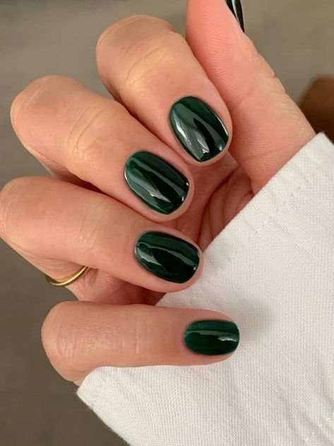 short emerald green nails Short Biab Nails Green, Cute Nail Designs For Short Nails Fall, Casual Nails Short, Short Round Nails Green, Short Gel Winter Nails, Fall Short Square Nails Ideas Autumn, Fall Nails Short Nails, Gel Nails Ideas Green, Nail Autumn Design