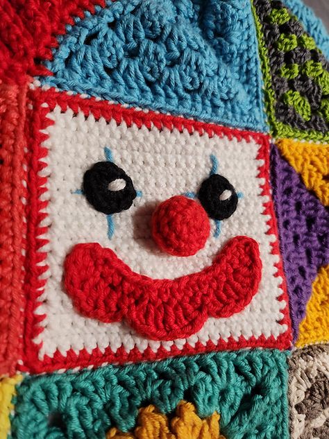 Motifs Granny Square, Crochet Pour Halloween, Confection Au Crochet, Crochet Design Pattern, Beginner Crochet Projects, Crochet Granny Square, Crochet Square Patterns, Fun Crochet Projects, Crochet Diy