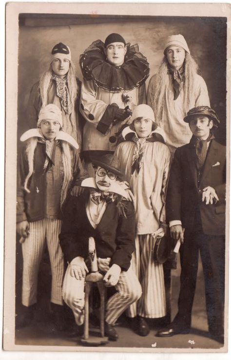 masquerade Cirque Vintage, Old School Film, Old Circus, Pierrot Clown, Circus Sideshow, Human Oddities, Send In The Clowns, Circus Performers, Night Circus