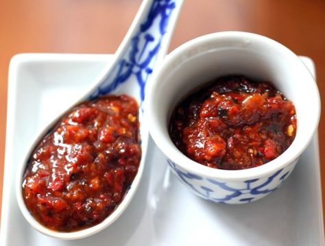 Nam Prik Pao (Thai Chili Paste)-- a brilliant way to use up some of this year's abundant red chili harvest! Nam Prik Pao, Chili Paste Recipe, Pao Recipe, Thai Chili Paste, Nam Prik, Salsa Tomatillo, Big Food, Laos Food, Thai Chili