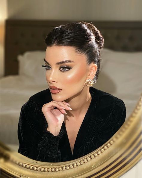 Glam Bride Makeup, Classy Makeup, Bold Makeup Looks, Guest Hair, Ball Hairstyles, Peinados Recogidos, Long Hair Wedding Styles, Bold Makeup, Wedding Hair Inspiration