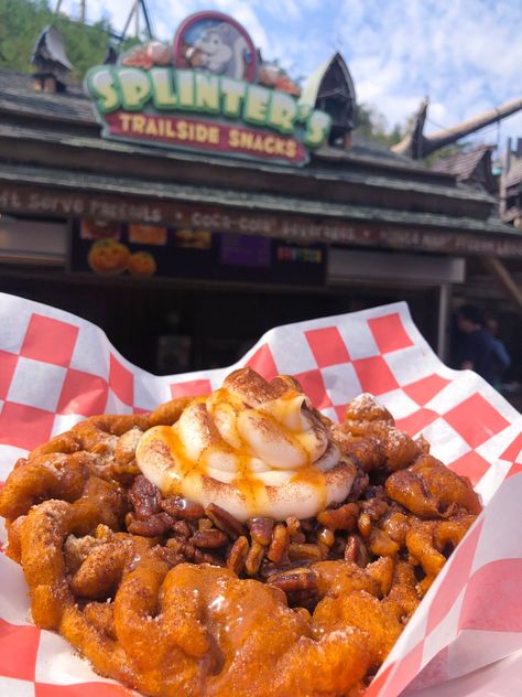 The Best Fall Treats & Eats at Dollywood Harvest Festival Food, Pumpkin Spice Milkshake, Smoky Mountain Christmas, Pumpkin Tree, Pumpkin Ice Cream, Pumpkin Display, Great Pumpkin, Food Review, Seasonal Treats